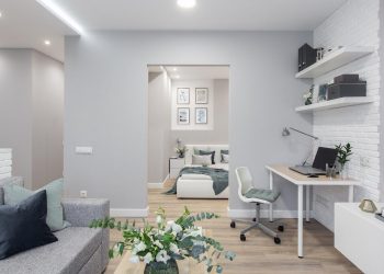 Semleges színárnyalatok kellemes összhangja, kényelmes elosztás egy 40m2-es, új építésű lakásban