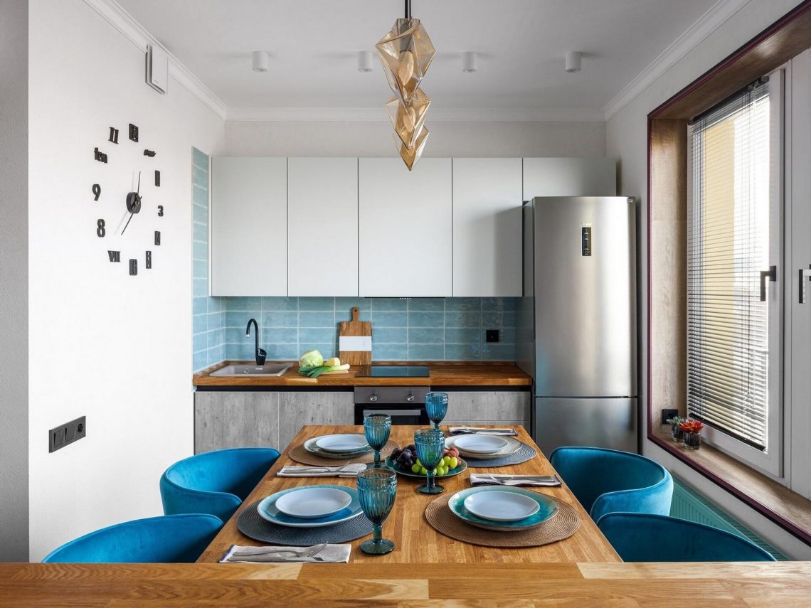 31m2-es lakás sok tárolóhellyel, tolóajtóval kialakított külön hálószobával, színes részletekkel