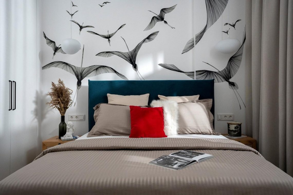 55m2-es kétszobás lakás nem szokványos berendezése - érdekes grafikus elemek és színek