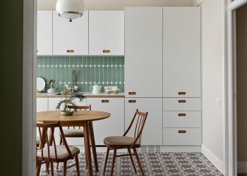 Lerobbant kétszobás lakás szépen sikerült átalakítása gyönyörű színpalettával - 78m2