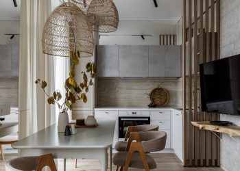 Egzotikus szigetek hangulatát idéző egyedi lakberendezés fiatal nő 48m2-es lakásban