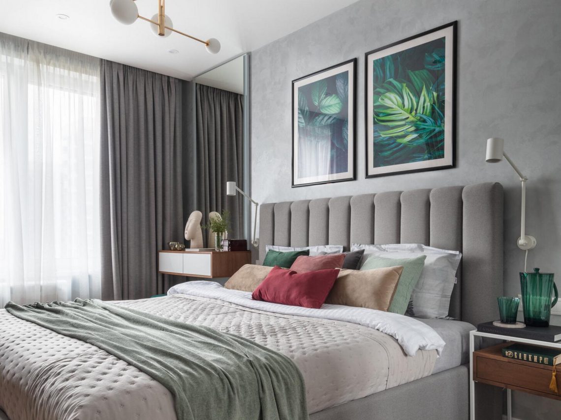 Elegáns szürke háttér és szép színes elemek - így lett életteli és stílusos az 54m2-es, kétszobás lakás