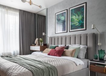 Elegáns szürke háttér és szép színes elemek - így lett életteli és stílusos az 54m2-es, kétszobás lakás