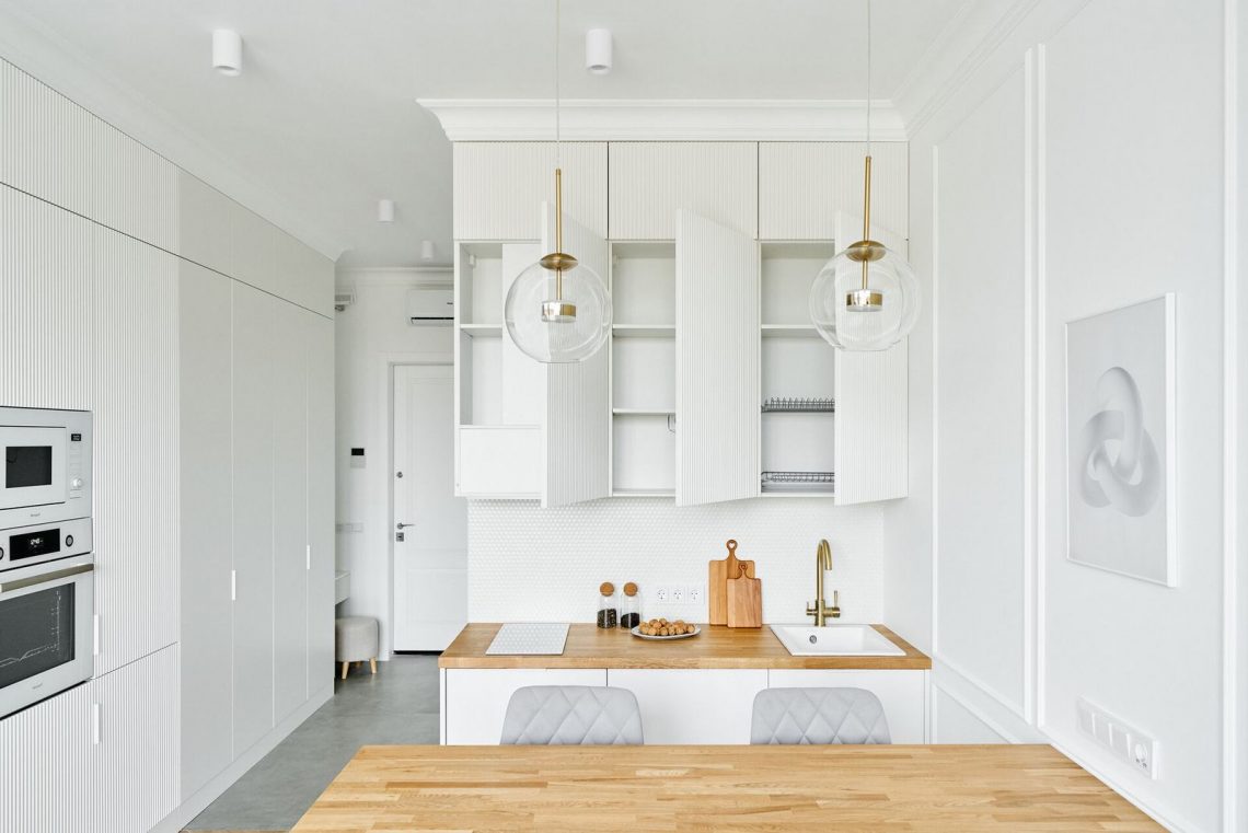 Hófehér dekoráció egy kicsi, de nagyon kényelmesen berendezett lakásban