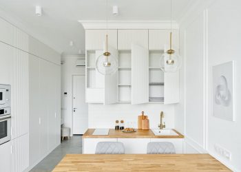 Hófehér dekoráció egy kicsi, de nagyon kényelmesen berendezett lakásban