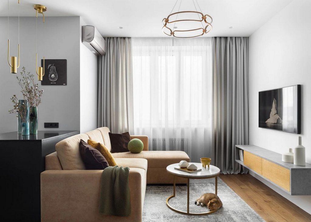 Hogyan hangolta kényelmesre a minimalista stílusú berendezést a tervező egy hölgy 62m2-es lakásában