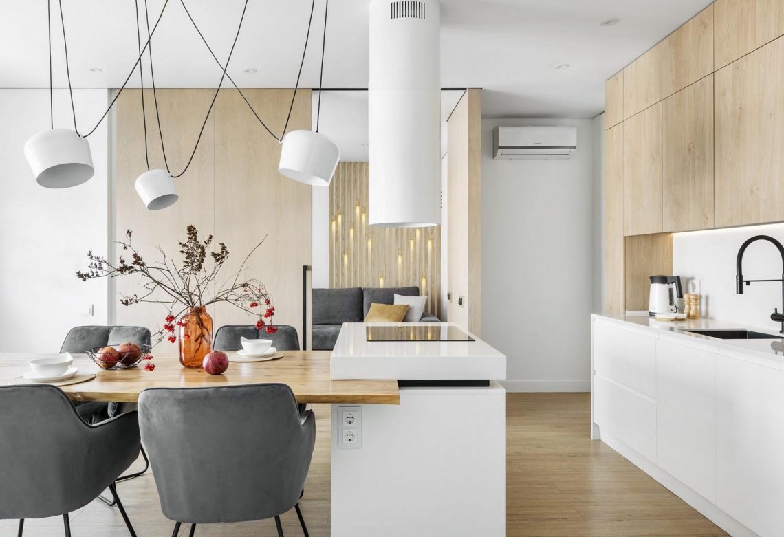 Légies és világos 65m2-es lakás - fiatal nő otthona fehér, fa és szürke elemek szép kombinációjával