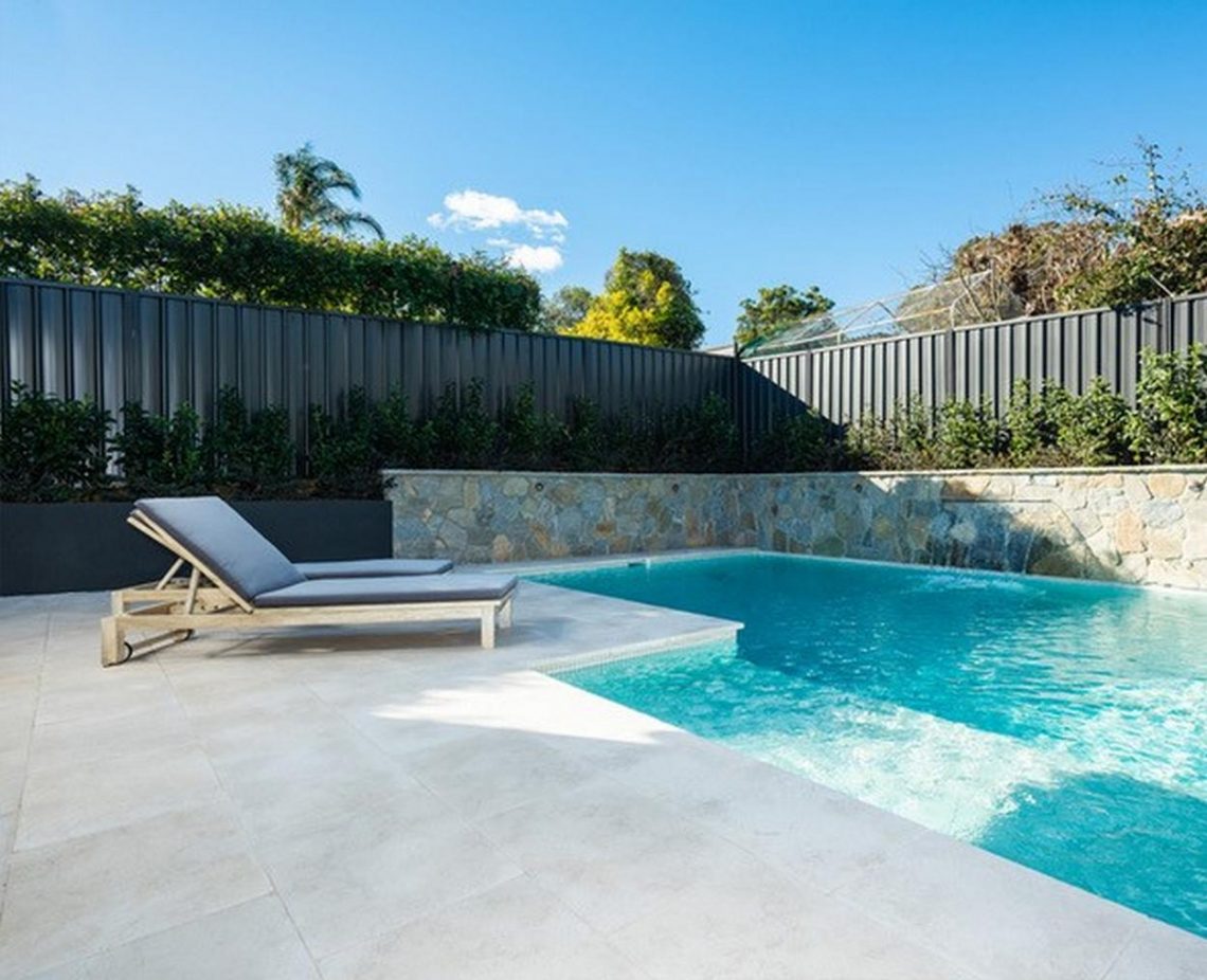 Miért a természetes kő a legjobb választás medence szegélynek?