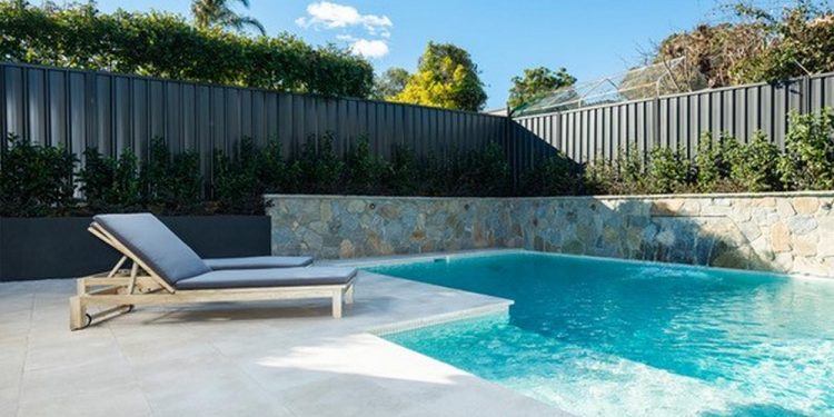 Miért a természetes kő a legjobb választás medence szegélynek?