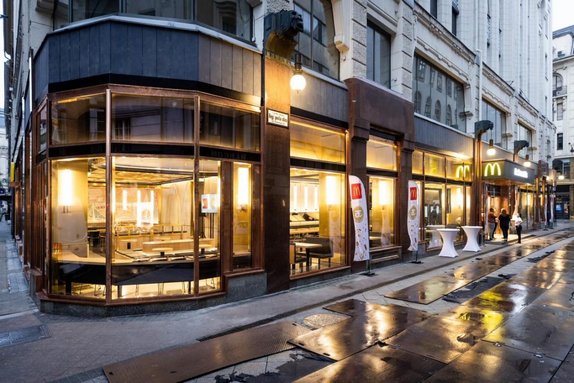 A McDonald’s éttermeknél világszinten is egyedi belsőépítészeti megoldásokkal nyílt újra az ország első Mekije