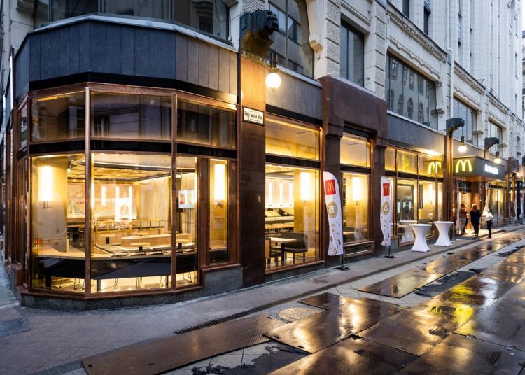 A McDonald’s éttermeknél világszinten is egyedi belsőépítészeti megoldásokkal nyílt újra az ország első Mekije