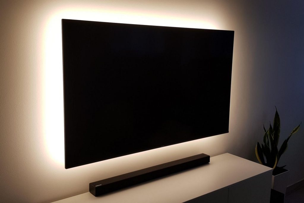 Hogyan lehet érdekes módon háttérvilágítani a TV-t LED szalagok használatával