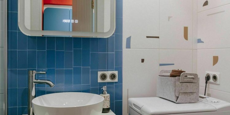 2,8 m2-es fürdőszoba átgondolt berendezése zuhanyfülkével