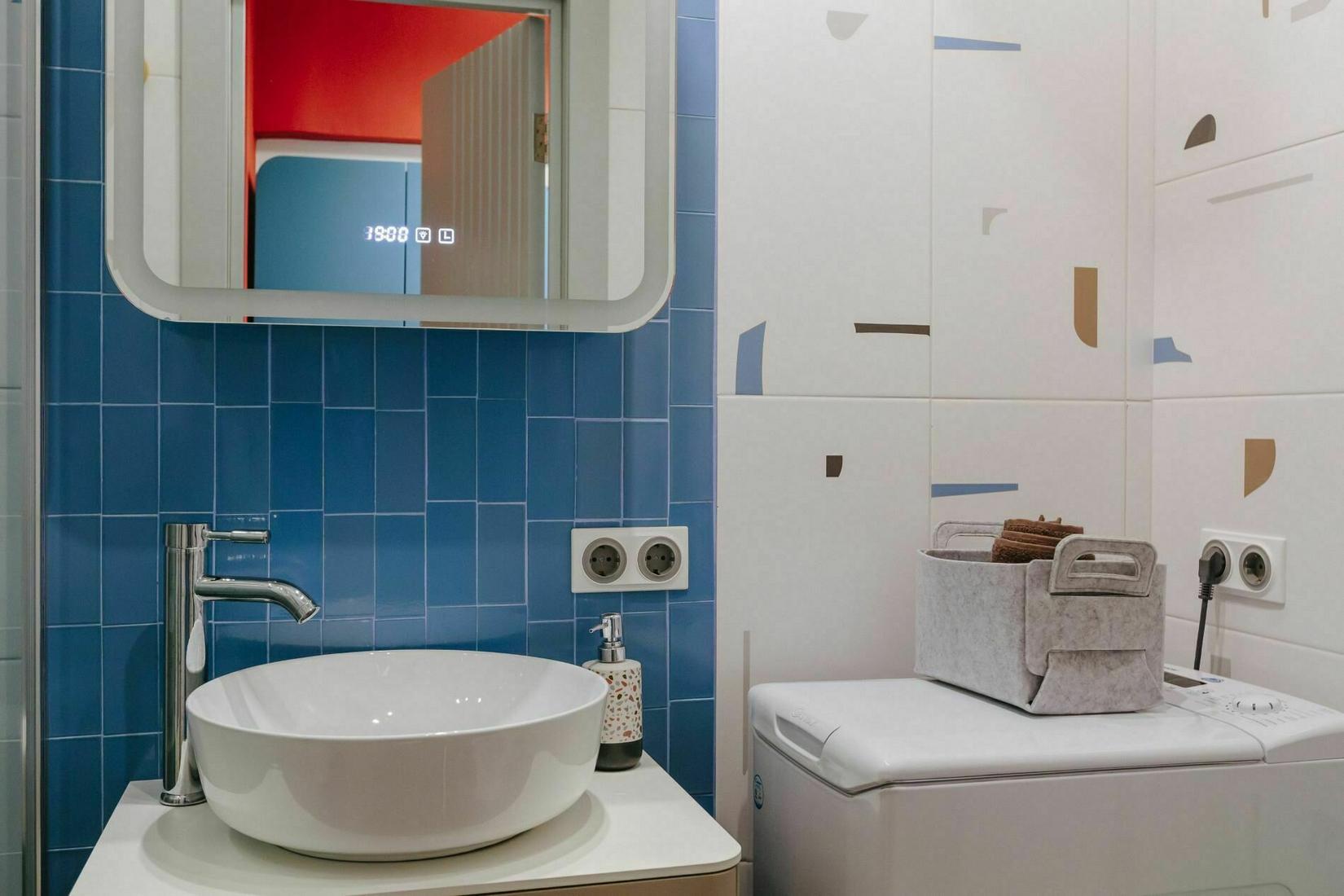 2,8 m2-es fürdőszoba átgondolt berendezése zuhanyfülkével