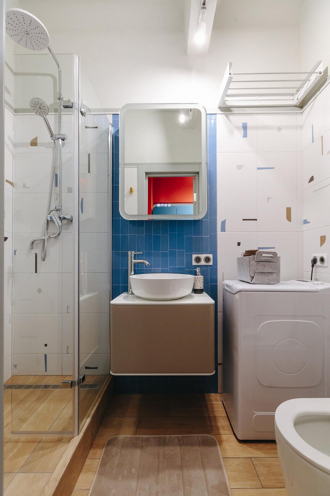 2,8 m2-es fürdőszoba átgondolt berendezése zuhanyfülkével