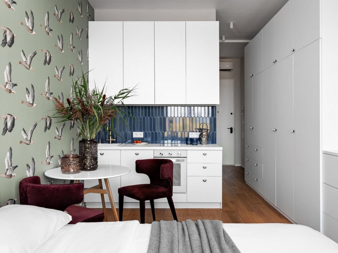 Mini lakás látványos tapétával, biokandallóval és tágas gardróbszekrénnyel - 23m2