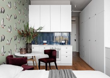 Mini lakás látványos tapétával, biokandallóval és tágas gardróbszekrénnyel - 23m2