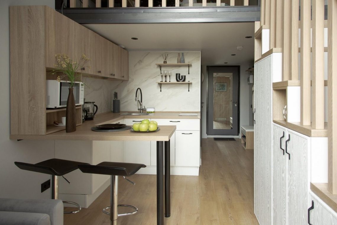 A nagy belmagasságot kihasználva kényelmes hálóval bővült a 32m2-es kis lakás