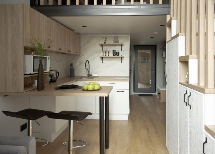 A nagy belmagasságot kihasználva kényelmes hálóval bővült a 32m2-es kis lakás