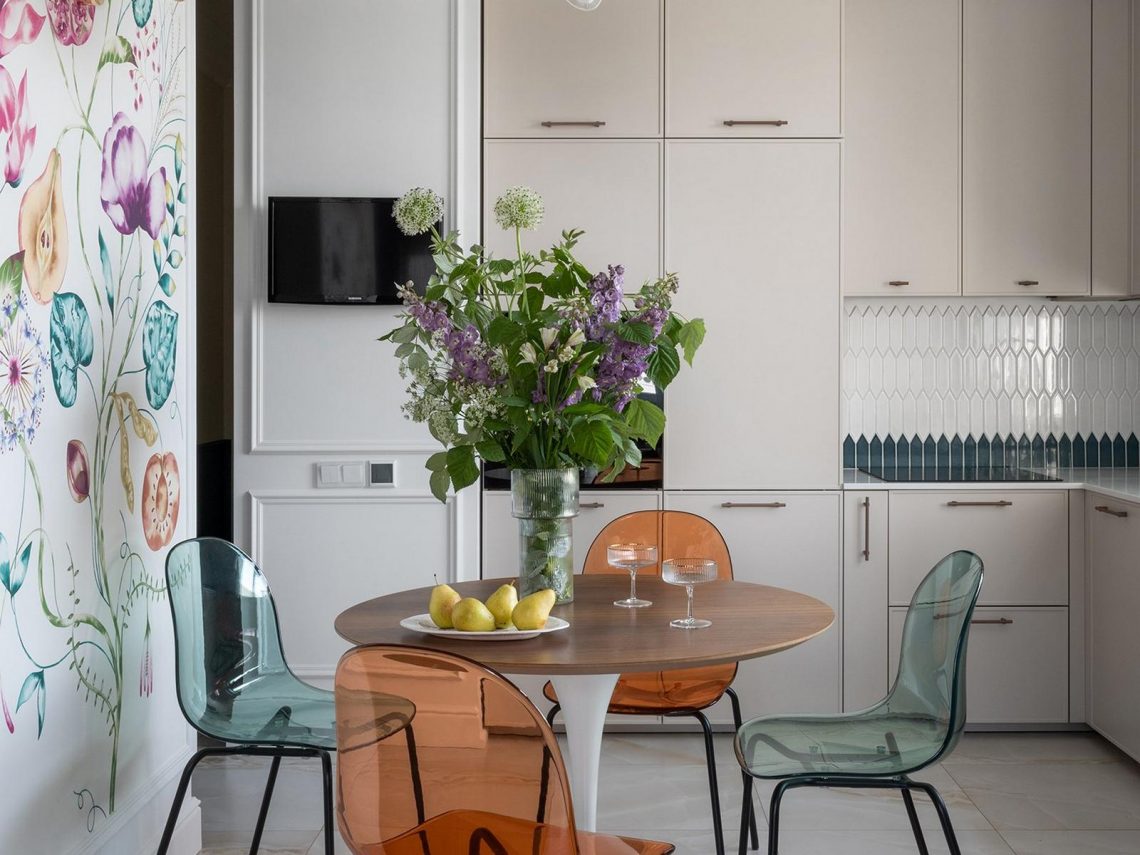 Szép tapéták és színes elemek - háromszobás lakás kényelmes és praktikus elosztással