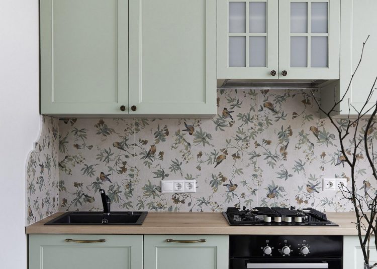 Szép konyha dizájn és tapéták fiatal nő 55m2-es otthonában