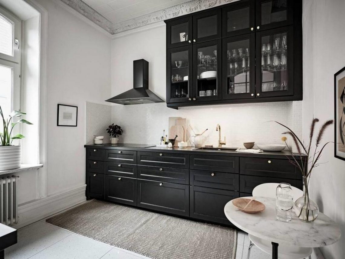 Fekete konyha: örök elegancia modern köntösben