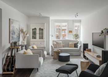 Világos, természetes hangulatú lakberendezés sorházi lakásban - két szint, 120m2