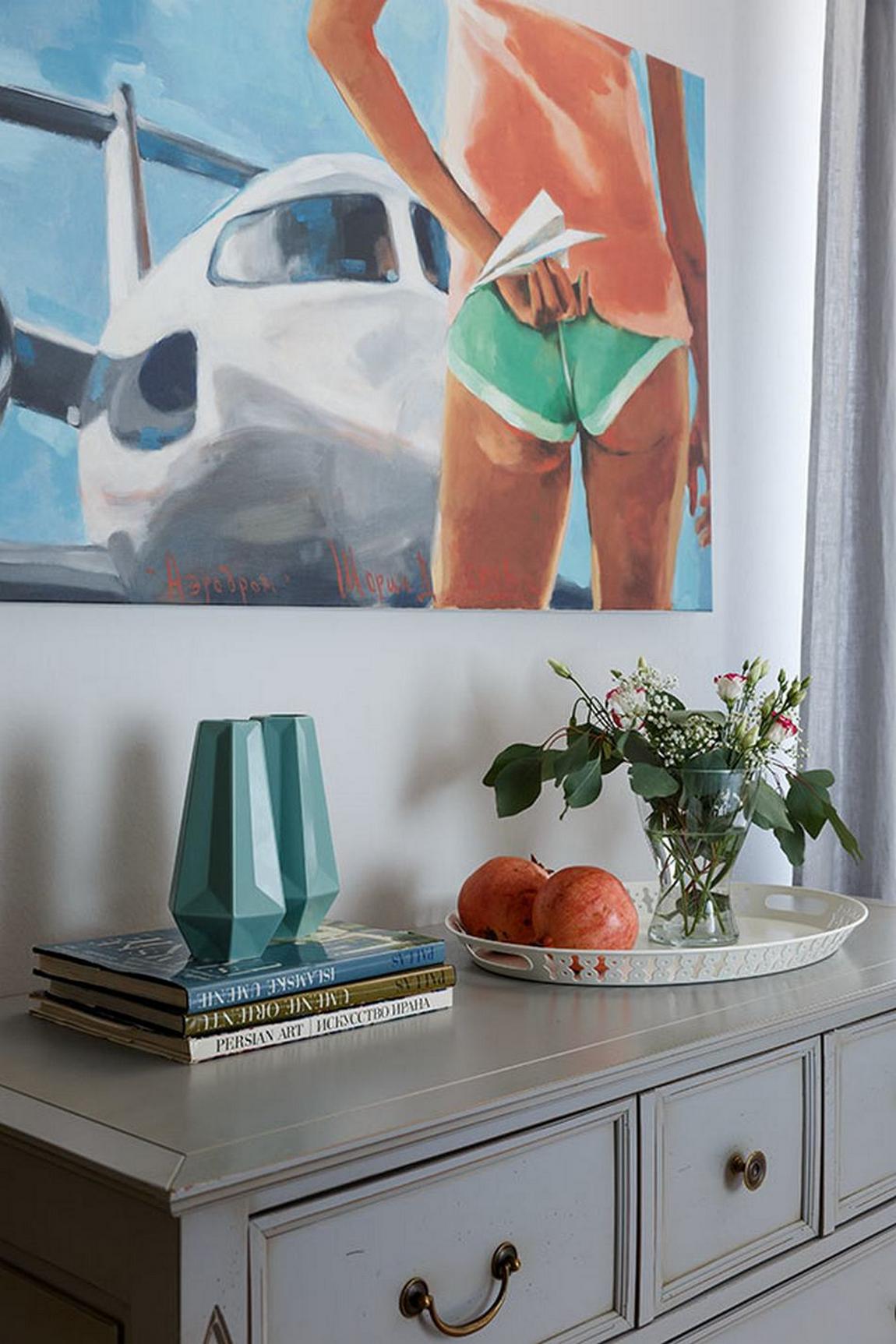 Egyedül élő nő kényelmesre hangolt otthona tágas konyha-nappalival, semleges színpalettával