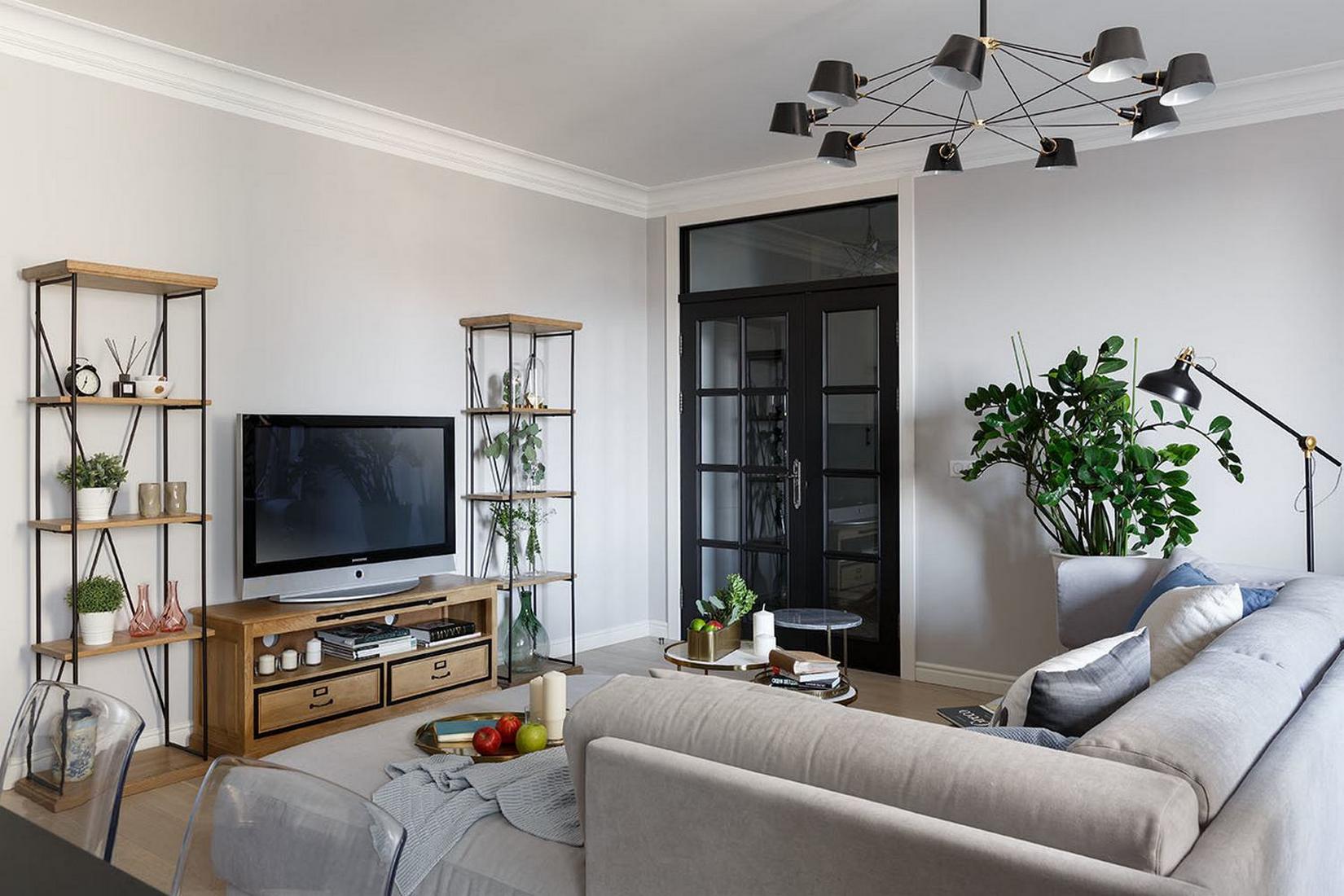 Egyedül élő nő kényelmesre hangolt otthona tágas konyha-nappalival, semleges színpalettával