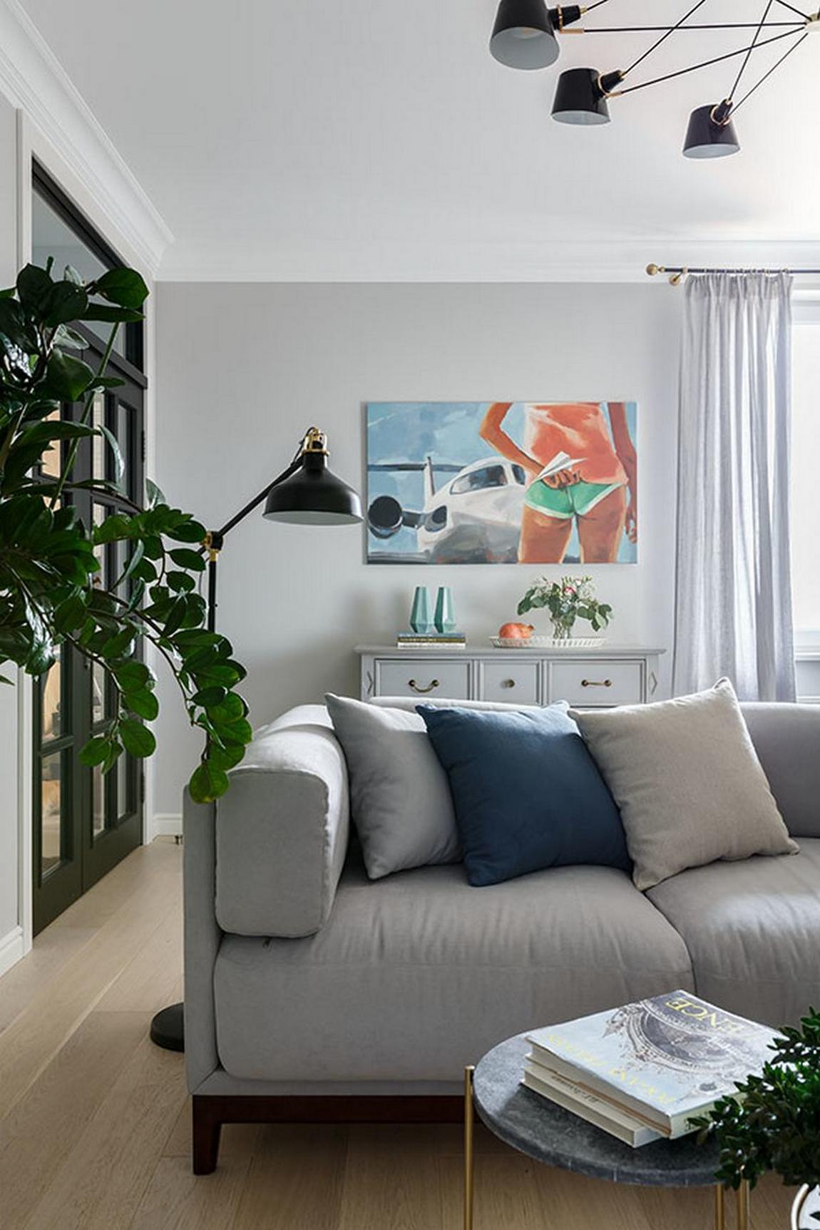 Egyedül élő nő kényelmesre hangolt otthona tágas konyha-nappalival, semleges színpalettával