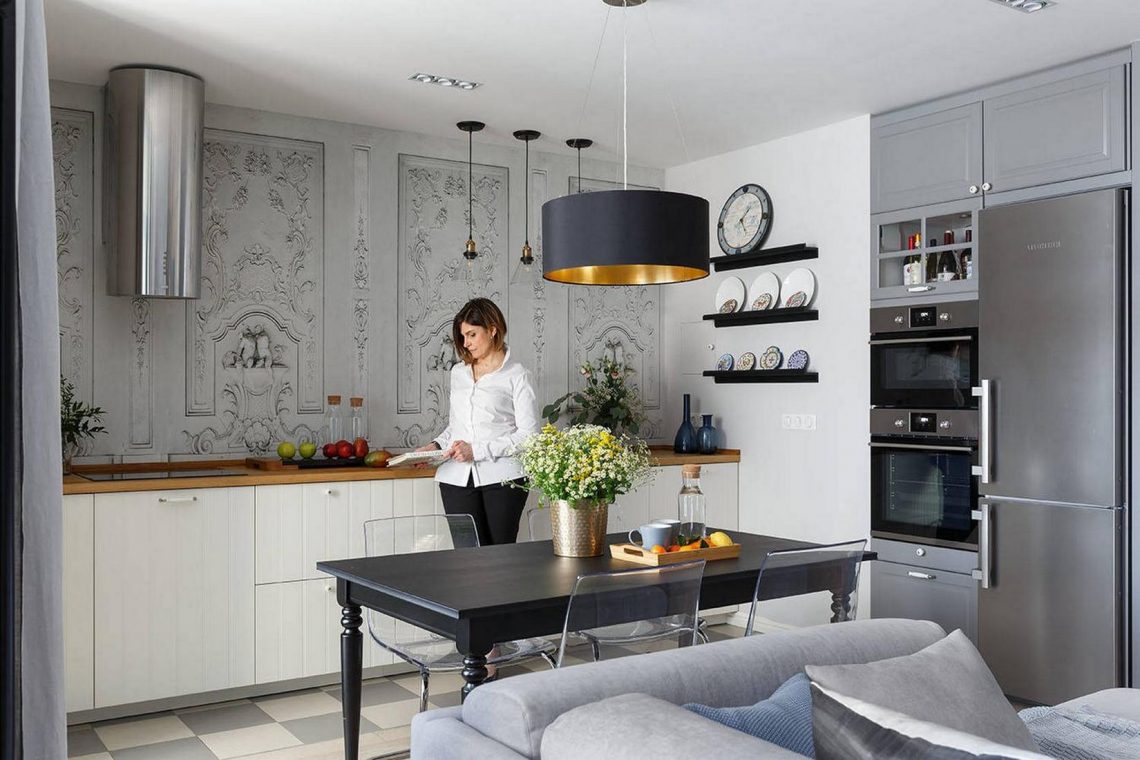 Egyedül élő nő kényelmesre hangolt otthona tágas konyha-nappalival, semleges színpalettával