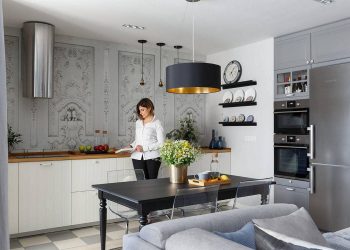 Egyedül élő nő kényelmesre hangolt otthona tágas konyha-nappalival, semleges színpalettával