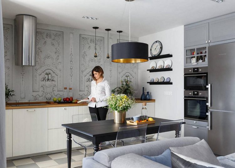 Egyedül élő nő kényelmesre hangolt otthona tágas konyha-nappalival, semleges színpalettával