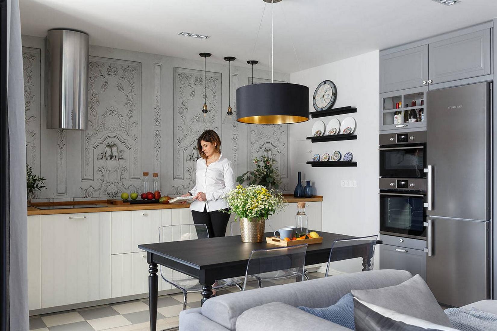 Egyedül élő nő kényelmesre hangolt otthona tágas konyha-nappalival, semleges színpalettával