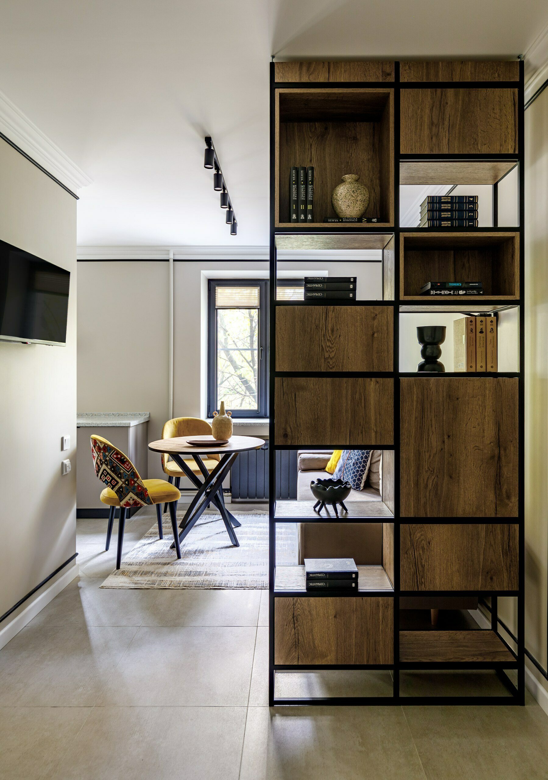 Egyetemista lánynak berendezett 46m2-es lakás - lerobbant állapotból stílusos, jól átgondolt terek