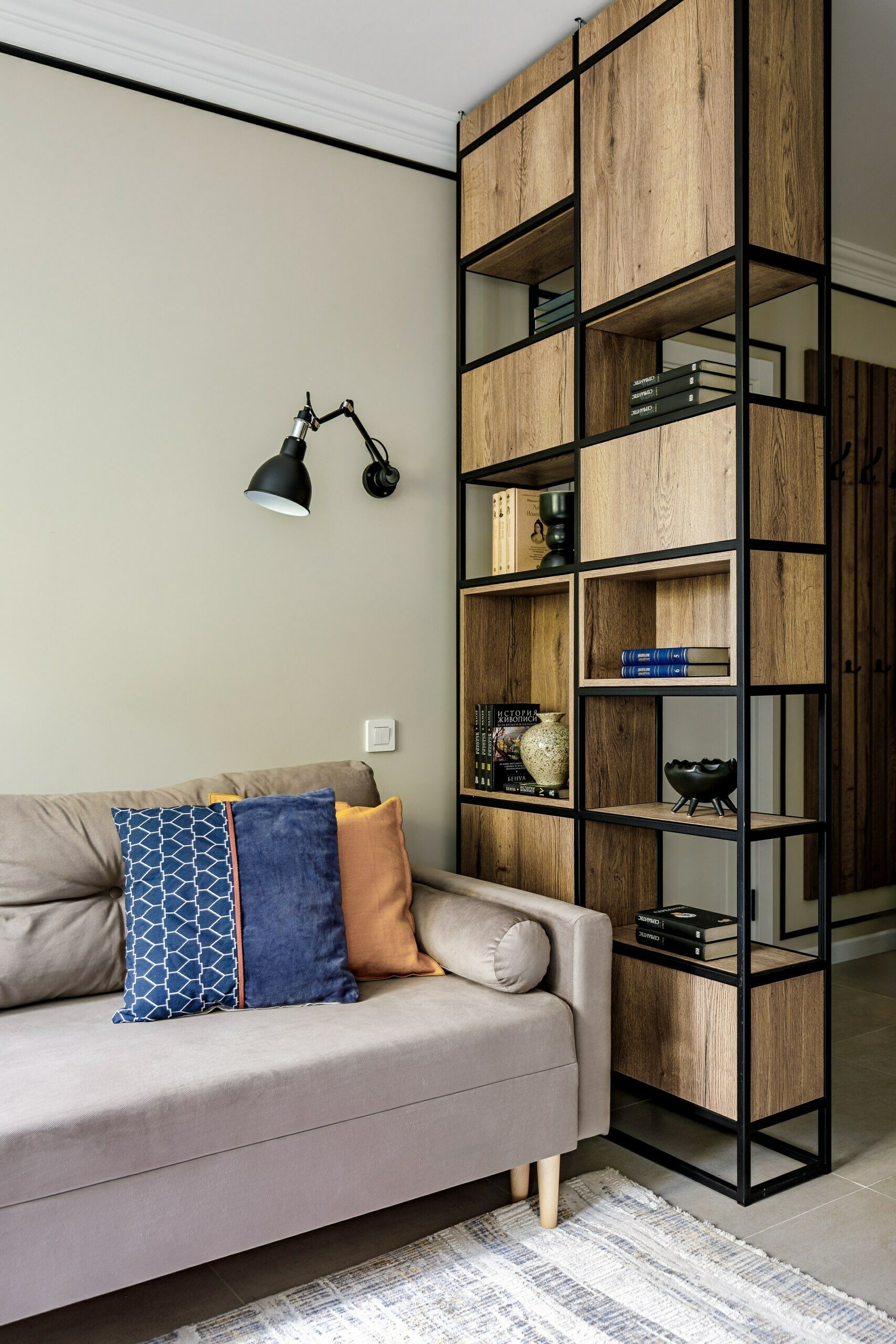 Egyetemista lánynak berendezett 46m2-es lakás - lerobbant állapotból stílusos, jól átgondolt terek