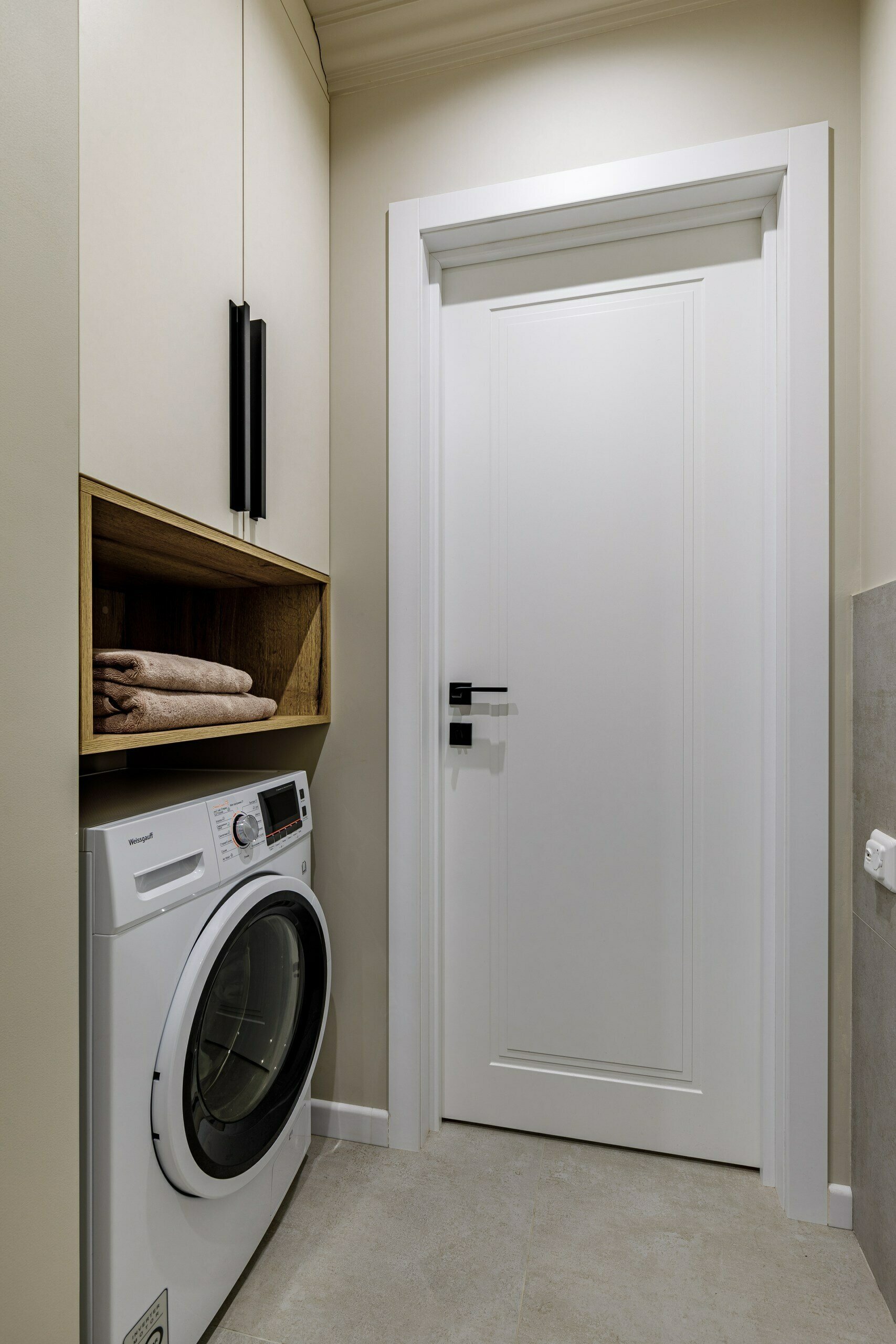 Egyetemista lánynak berendezett 46m2-es lakás - lerobbant állapotból stílusos, jól átgondolt terek