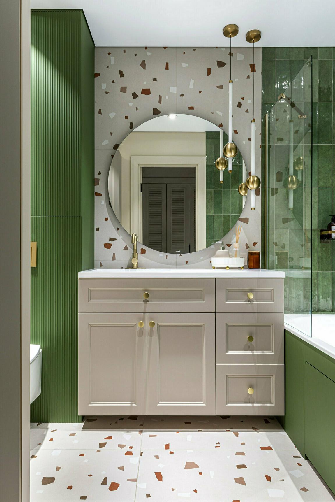 Fürdőszoba: unalmas design helyett szép szín, terrazzo burkolat és funkcionális megoldások