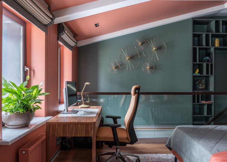 Kirobbanóan színes, kreatív tetőtéri lakás, házaspár 90m2-es otthona