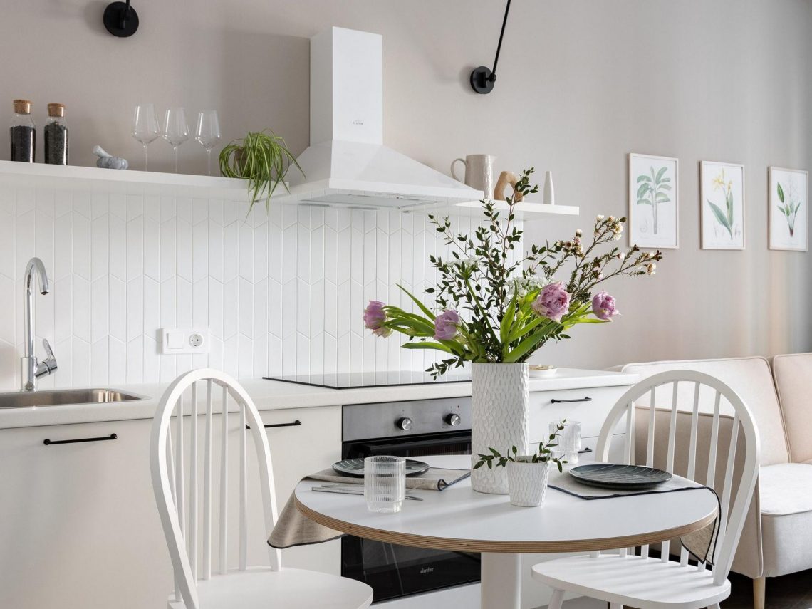 Könnyed, olcsó berendezés világos pasztell színekkel 65m2-es lakásban