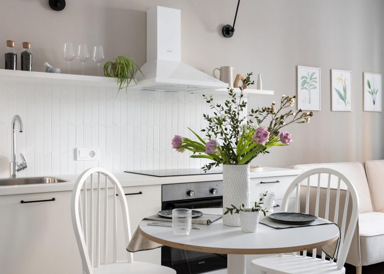 Könnyed, olcsó berendezés világos pasztell színekkel 65m2-es lakásban