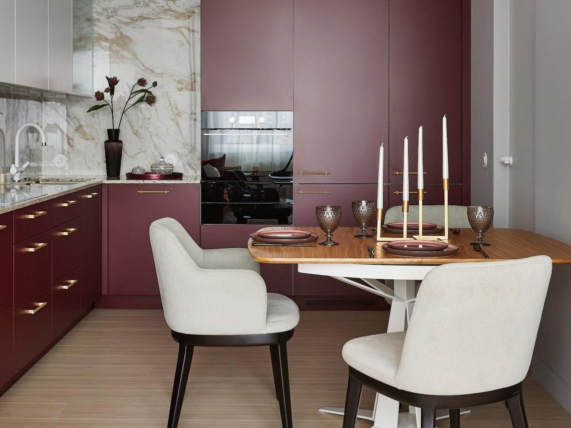 Különleges színű konyha eltolható válaszfalak mögött anya és lánya 79m2-es otthonában