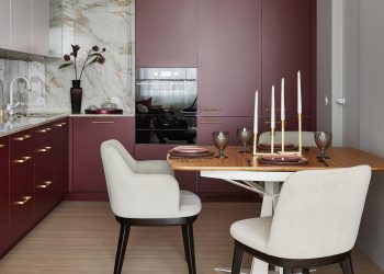 Különleges színű konyha eltolható válaszfalak mögött anya és lánya 79m2-es otthonában