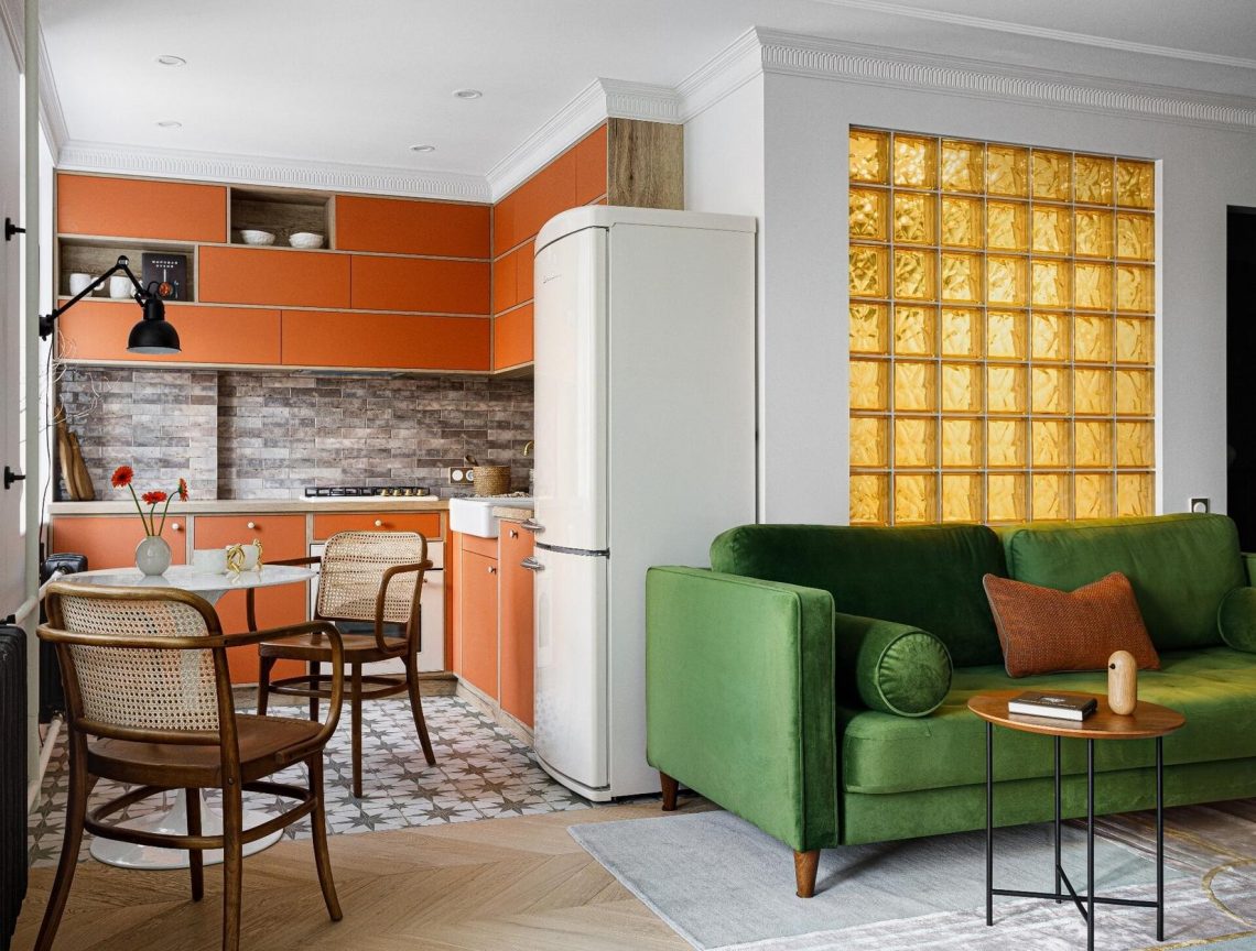 Különleges: üvegtégla fal nappali és fürdőszoba között, szép hálószoba egy 45m2-es lakásban