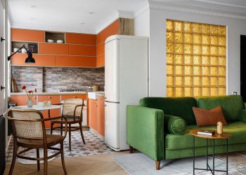 Különleges: üvegtégla fal nappali és fürdőszoba között, szép hálószoba egy 45m2-es lakásban