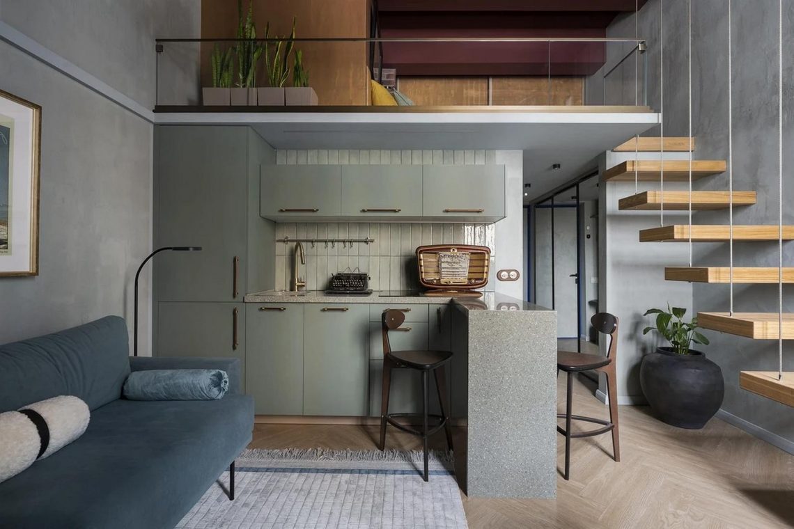 Nyugdíjas, aktív hölgy különleges kis lakása galériával növelve a hasznos területet, 29m2