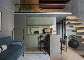 Nyugdíjas, aktív hölgy különleges kis lakása galériával növelve a hasznos területet, 29m2