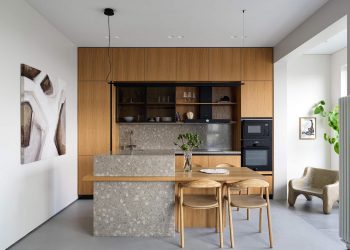 Panorámás, 65m2-es lakás modern berendezése egy házaspárnak