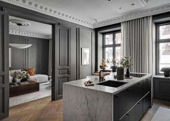Sötétszürke falakkal hoztak létre luxus hatást a 62m2-es lakásban