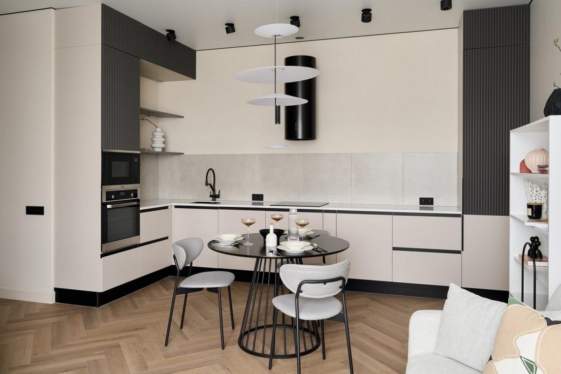 Szabálytalan alakú új építésű lakás modern stílusú berendezése 54m2-en